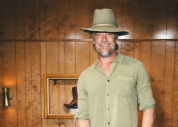 Star Sightings: Josh Duhamel Rocks a Nick Fouquet Hat in L.A., Jhene Aiko Hosts a Sound Bath Experience