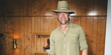 Star Sightings: Josh Duhamel Rocks a Nick Fouquet Hat in L.A., Jhene Aiko Hosts a Sound Bath Experience