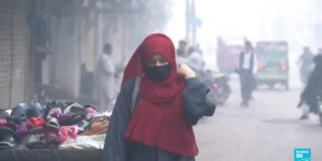 Pakistan choked by thick smog, limits outdoor activities