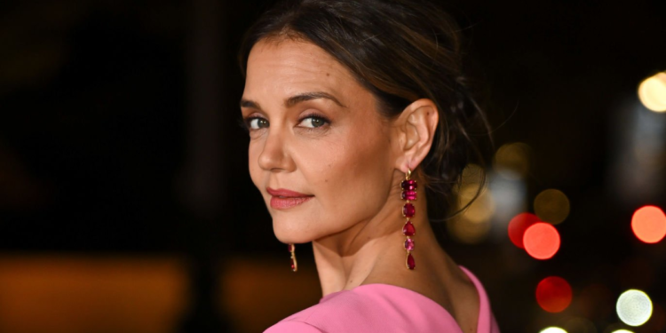 Katie Holmes & Margot Robbie Usher In The New ‘Mum Shoe’