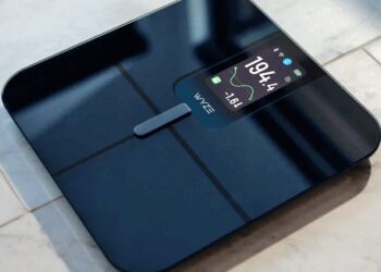 Wyze added a big color screen to its latest budget-friendly smart scale