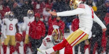 Buffalo Bills Fan Tries To Melt 49ers Field Goal Attempt With A Bold, Snowy Move