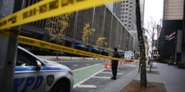 Police hunt for US healthcare executive's masked killer after New York attack