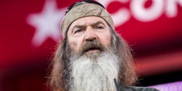 ‘Duck Dynasty’ Alum Phil Robertson Diagnosed With Alzheimer’s Disease