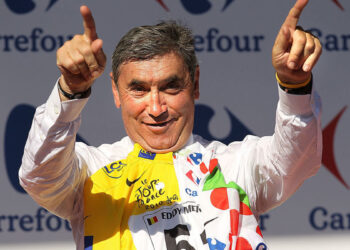 Eddy Merckx breaks hip in crash while riding