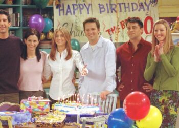 Lisa Kudrow Says Friends Cast Only Met for Dinner Once After Show Ended