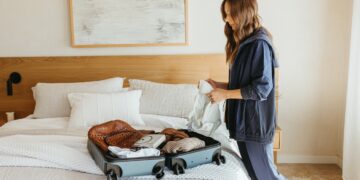 Cozy and Chic Holiday Travel Outfits to Recreate This Season