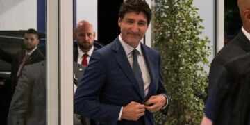 Justin Trudeau pays Donald Trump Florida visit in bid to avert North American trade war