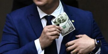 Brazil’s fiscal shortfall sends currency plumbing new lows