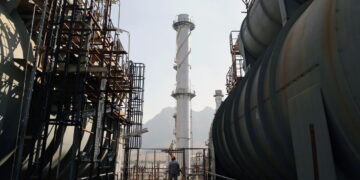 Iran is vulnerable to a Trumpian all-out economic assault