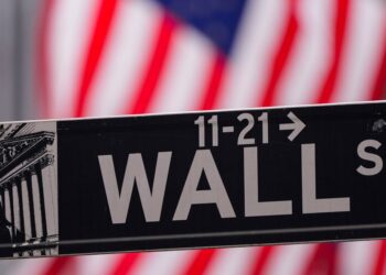 Wall Street Indexes Lose Ground As Market Closes Another Record-Breaking Year