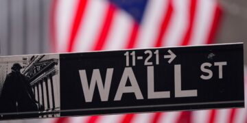 Wall Street Indexes Lose Ground As Market Closes Another Record-Breaking Year