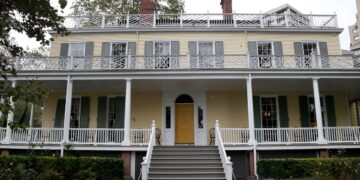 Man Arrested For Stealing Ornament From NYC Mayor's Residence