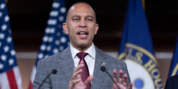 Hakeem Jeffries Makes Awkward ‘Fart’ Gaffe During Speech