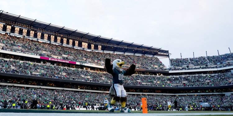 Eagles Fan Pays The Price After Repeatedly Calling Female Packers Fan The C-Word