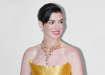 Anne Hathaway Has A Princess Moment In Oscar de la Renta