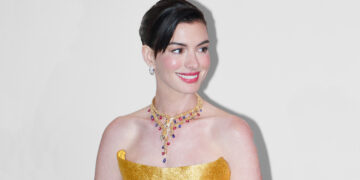 Anne Hathaway Has A Princess Moment In Oscar de la Renta