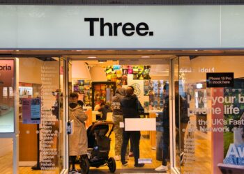 Mobile network ‘really sorry’ after thousands say voice calls are down | UK News