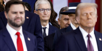 Apple Plans to Invest $500 Billion in U.S. as Trump Tariffs Loom