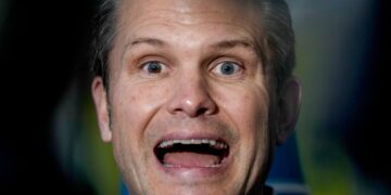 Pete Hegseth Needs Help From Troops To Say A U.S. Motto During Speech