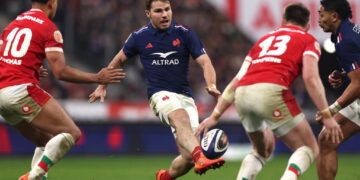 France crush sorry Wales as Dupont marks Six Nations return in style