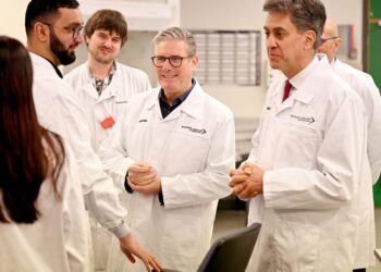 Starmer reinforces pledge to cut household energy bills by £300 a year | Politics News