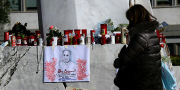 Pope Francis stops using oxygen mask, continues to recover from pneumonia, Vatican says