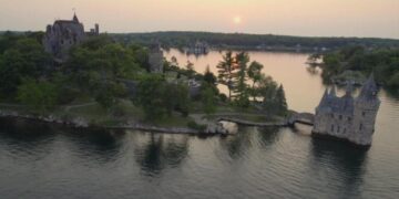 US-Canada tourism takes a hit as Trump trade war heats up