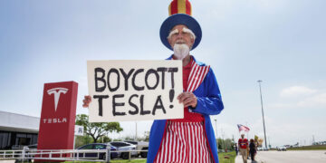 Even Republicans are falling out of love with Tesla