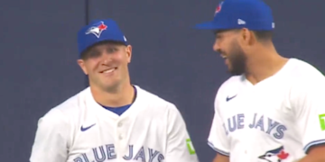 See Why This Smiling Blue Jay’s Catch Is Getting Millions And Millions Of Views