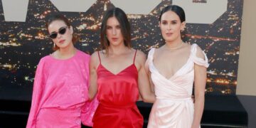 Bruce Willis’ Daughter Rumer Takes Baths With Her Adult Sisters
