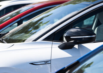 Republican Bill to End E.V. Tax Credit Could Hurt G.M. and Ford