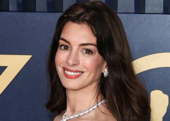 Anne Hathaway’s Smooth Face At The 2025 Met Gala Shocks Fans