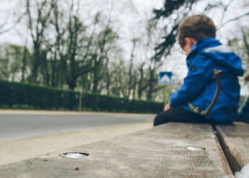 Government delays child poverty strategy – leaving tens of thousands facing hardship | Politics News