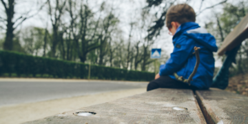 Government delays child poverty strategy – leaving tens of thousands facing hardship | Politics News