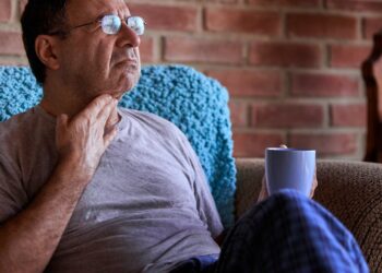 What To Know About The ‘Razor Sore Throat’ COVID Symptom