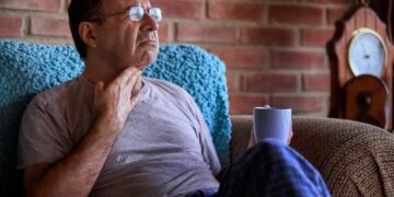 What To Know About The ‘Razor Sore Throat’ COVID Symptom