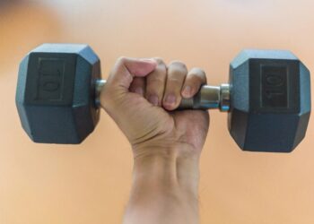 This Simple Strength Test Could Reveal if You’re at Risk for Alzheimer’s and Heart Disease