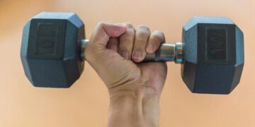 This Simple Strength Test Could Reveal if You’re at Risk for Alzheimer’s and Heart Disease