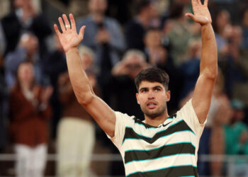 Carlos Alcaraz storms into French Open semi-finals