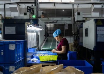 China’s manufacturing activity shrinks for third straight month