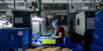 China’s manufacturing activity shrinks for third straight month