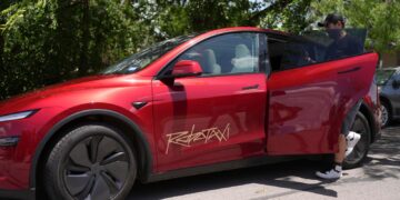 Videos show driverless Tesla ‘robotaxis’ braking hard without warning – and on wrong side of the road | Science, Climate & Tech News