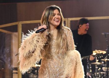 Kelly Clarkson Shares Honest Thoughts on Dating in the Spotlight