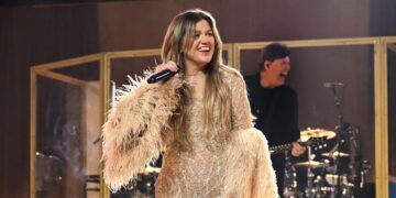Kelly Clarkson Shares Honest Thoughts on Dating in the Spotlight