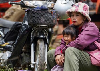 Dozens killed and tens of thousands flee as border fighting between Thailand and Cambodia escalates | World News