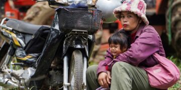 Dozens killed and tens of thousands flee as border fighting between Thailand and Cambodia escalates | World News