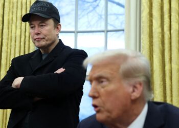 Elon Musk steps up attacks on Trump once again – as the president fights back | US News