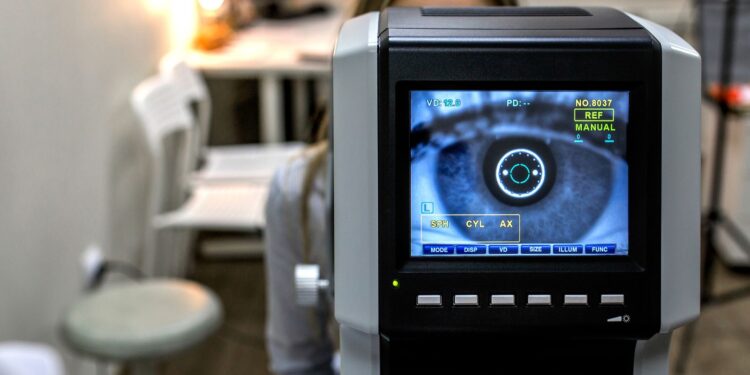 Routine eye scan ‘could predict 10-year heart attack and stroke risk’, University of Dundee study suggests | UK News