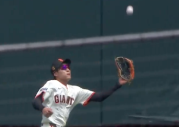 Giants Outfielder Stuns Everyone With A Catch Using Unexpected Body Parts